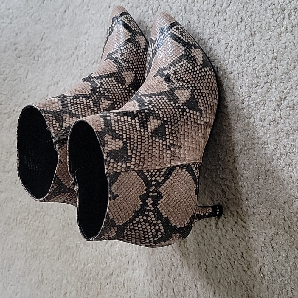 Aerosoles ankle booties. NWOT Brand new! Never worn. Size 8